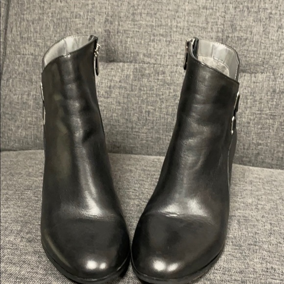 Adrienne Vittadini Bonsai booties, 6M, Black - Picture 6 of 9